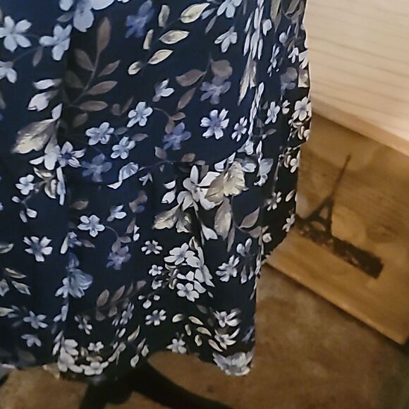 Time and Tru Floral Blouse Size M - Picture 2 of 4